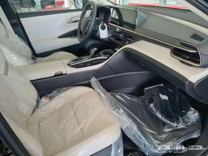 وارد اليحيى كراون بريميوم 2.5 لتر هجين فل رادار جلد 2025 8