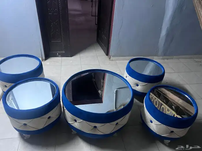 طاوله 5 قطع 4 صغار 1 كبيره لون ازرق وبيج جديده 1