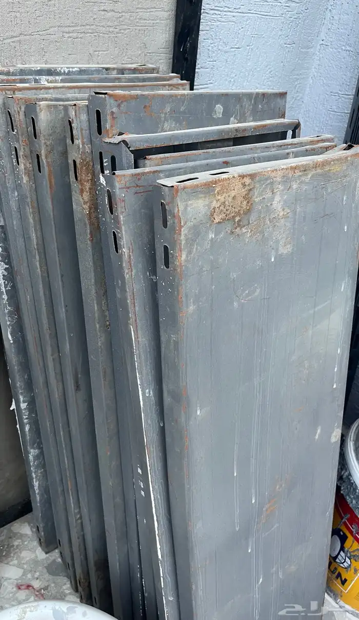 باب حديد وشباك المنيوم وخزنه وسط وارفف 3