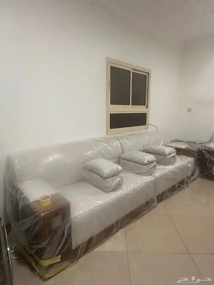 للبيع كنب 5X4 مع طاولتين زوايه ويوجد افياش كهرب وسجاد 2-3 2