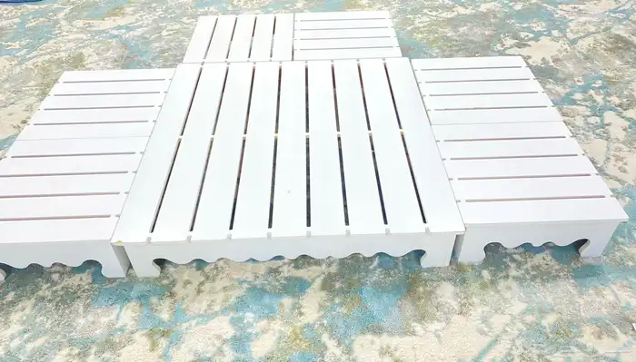 طاوله أرضيه للبيع ب200 ريال ويوجد معها 6 طاولات للخدمه 1