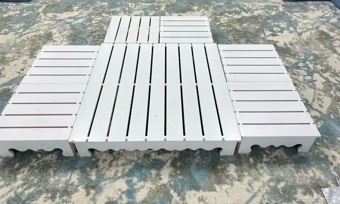 طاوله أرضيه للبيع ب200 ريال ويوجد معها 6 طاولات للخدمه 0