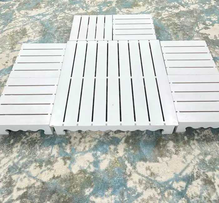 طاوله أرضيه للبيع ب200 ريال ويوجد معها 6 طاولات للخدمه 2