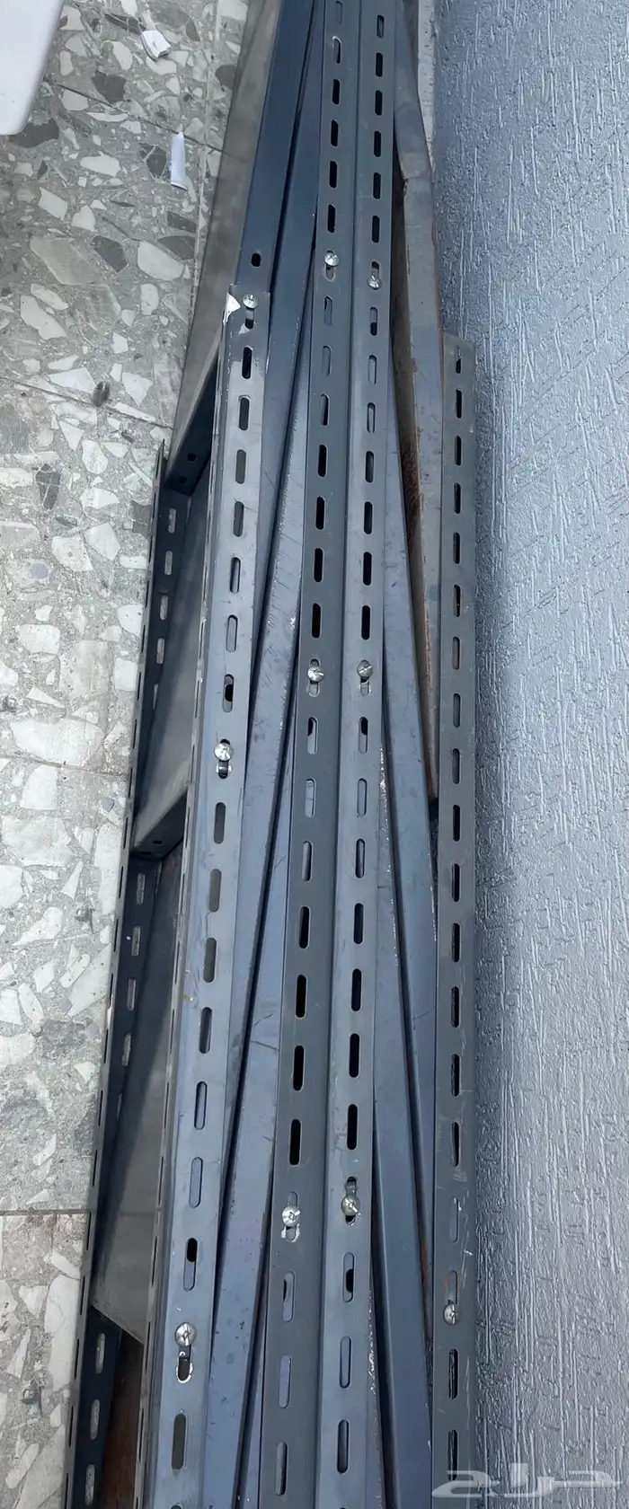 باب حديد وشباك المنيوم وخزنه وسط وارفف 4