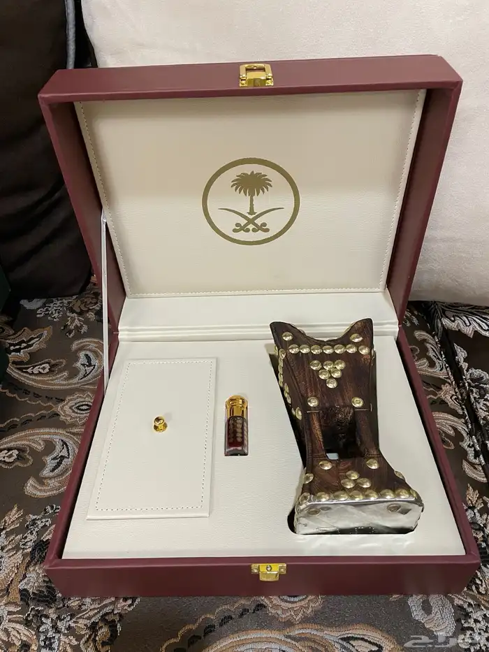 شنطة جلد للإهداء مع العود ودهن العود 3