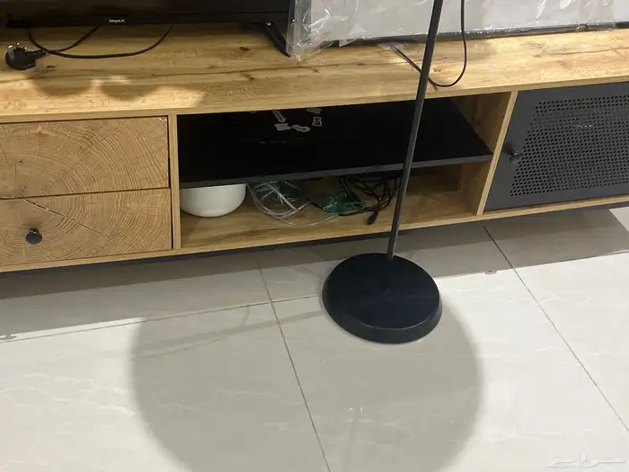 مكيف وطاوله تلفزيون للبيع التواصل خاص 1
