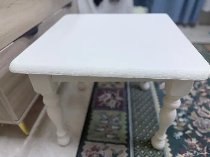 طاوله بيضاء 2