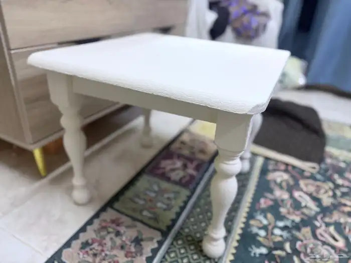 طاوله بيضاء 1