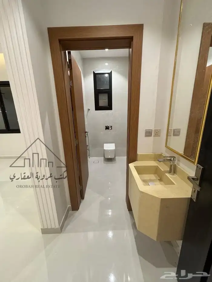 للبيع شقه دور ثاني مع سطح كامل حي الشفا تبوك مساحه 255 متر 2