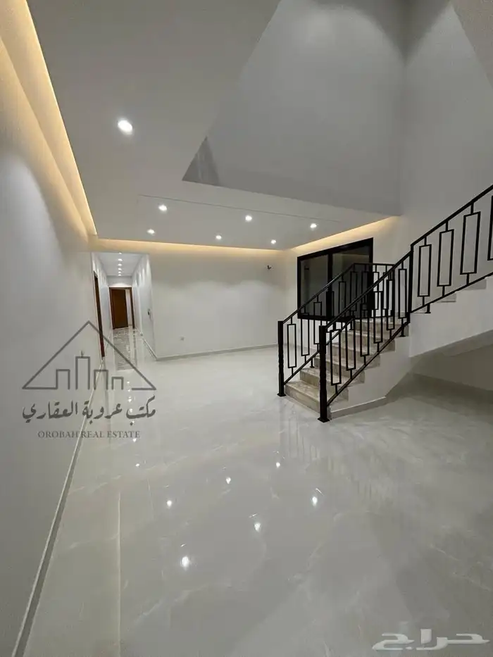 للبيع شقه دور ثاني مع سطح كامل حي الشفا تبوك مساحه 255 متر 9