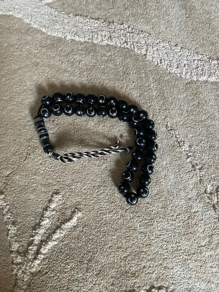 مسبحة سوداء 1