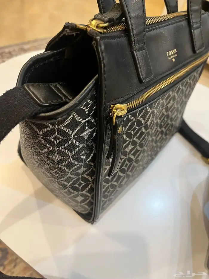 شنطة ماركةFossil اصلي مستعمل به عيوب بسيطه 3