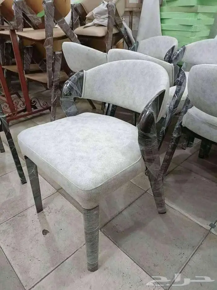 كرسي خشب وطاولات بتبوك 0