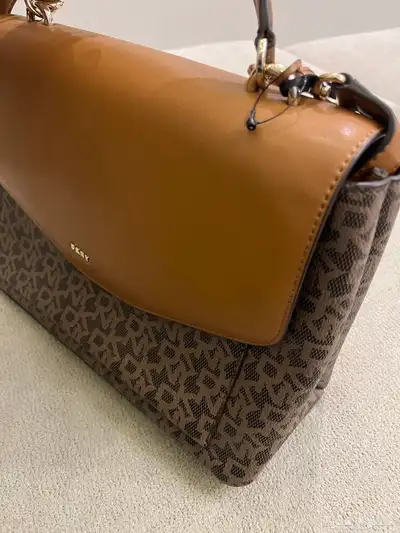 شنطة نسائيه DKNY 2