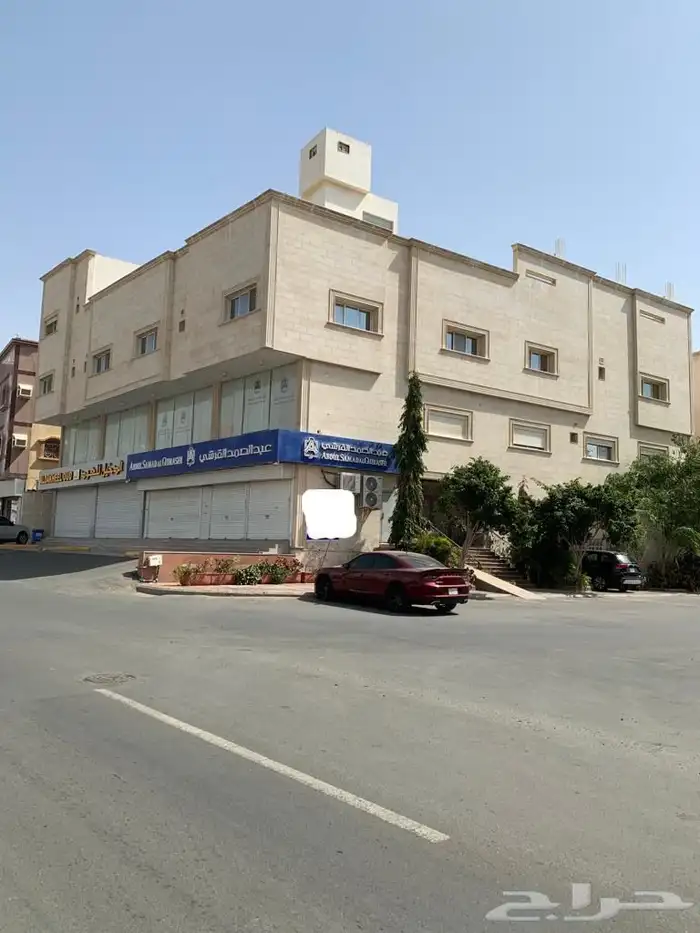 عمارة تجارية للبيع على شارعين في موقع مميز بدخل 7.5 0