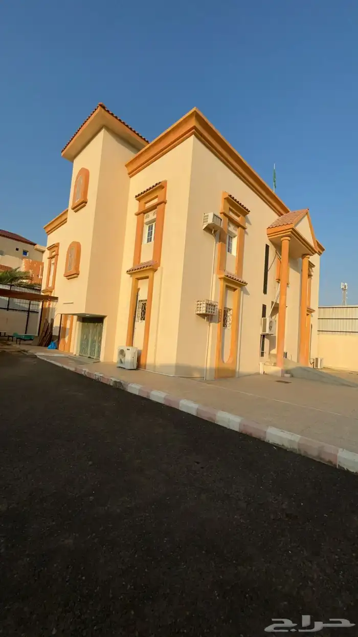 عمارة للايجار جازان مخطط 5 على شارعين. 1