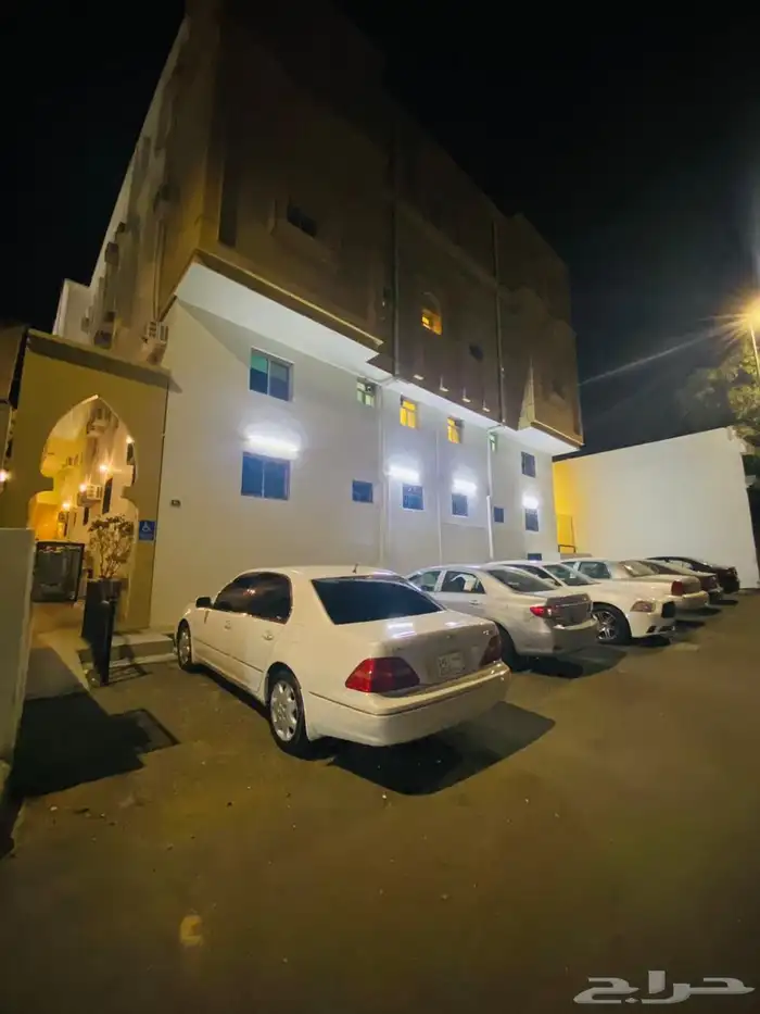 للبيع فندق وشقق طريق الشفا 11