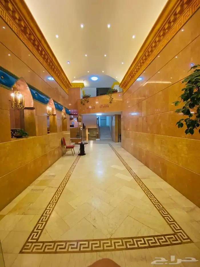 للبيع فندق وشقق طريق الشفا 30