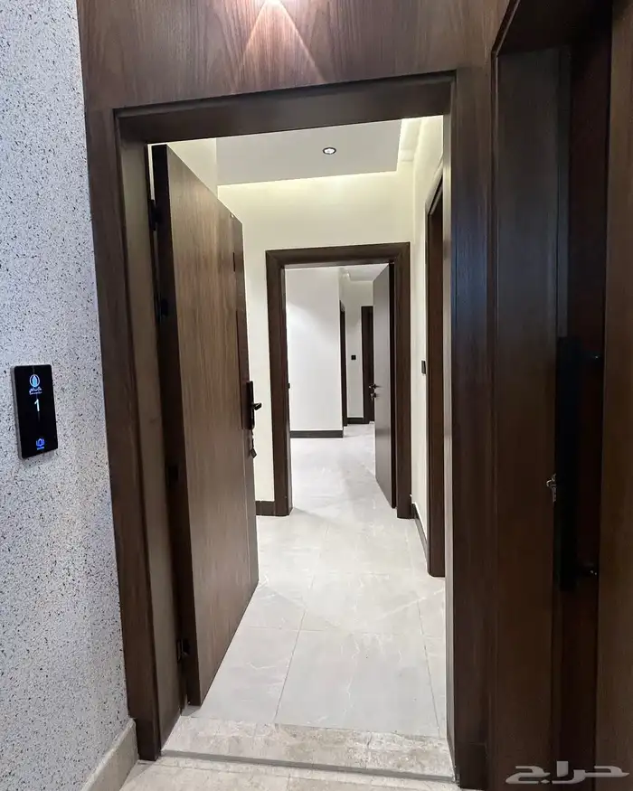 تملك شقة بتصميم عصري. 4