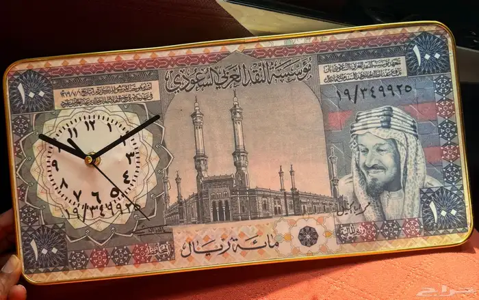 ساعة حائط على شكل عملة 0