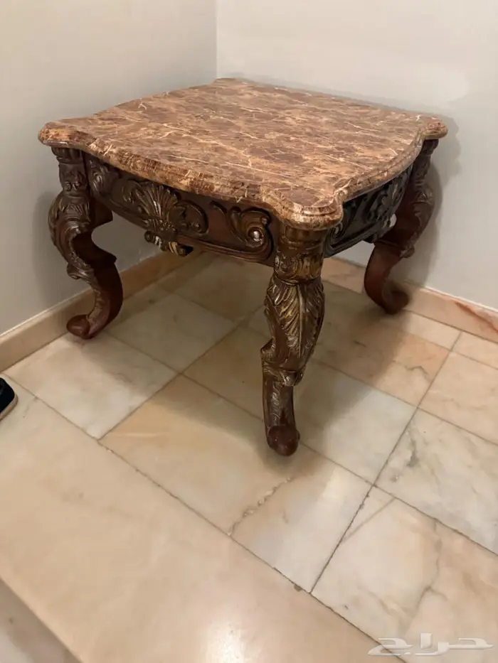 3 طاولات واحدة كبيرة و2 مربعة 0