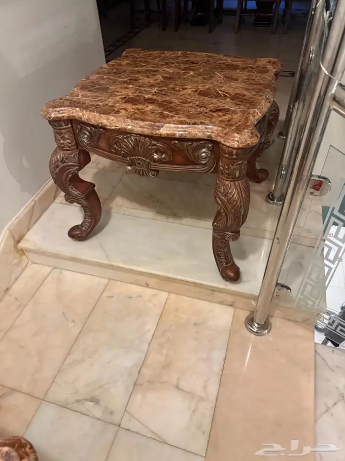 3 طاولات واحدة كبيرة و2 مربعة 1