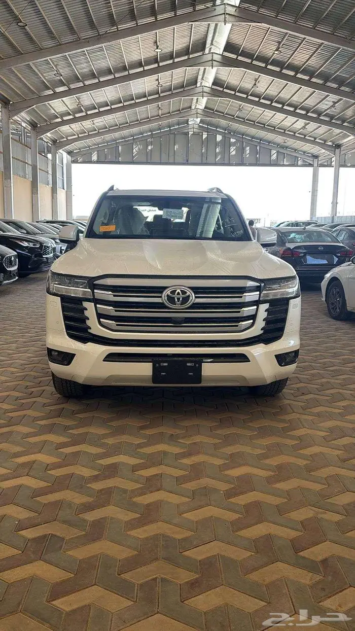 لاند كروزر رقم 2 بنزين -GXR L2 2025 0