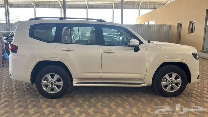 لاند كروزر رقم 2 بنزين -GXR L2 2025 1