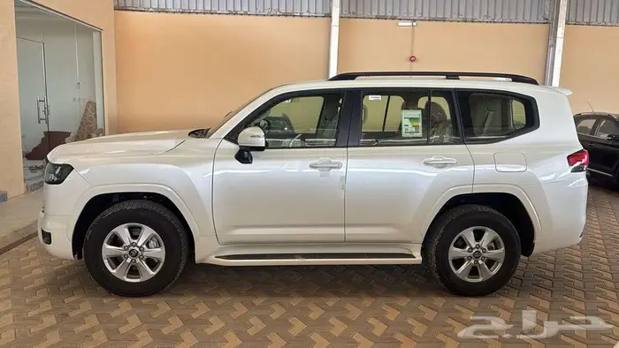 لاند كروزر رقم 2 بنزين -GXR L2 2025 3