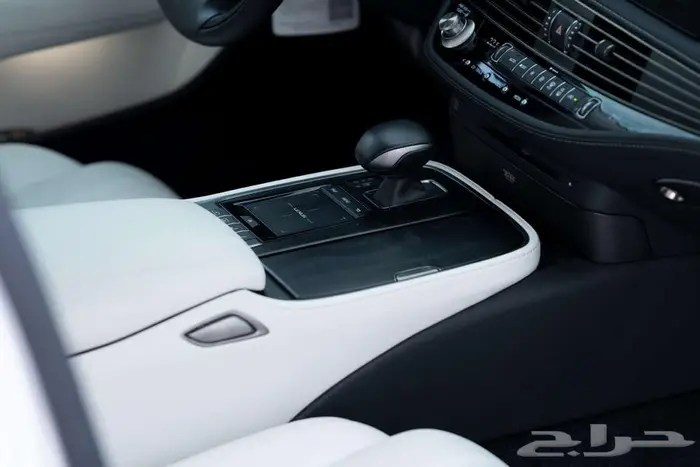 لكزس LS500 CC عبداللطيف جميل مخزنة أول مستخدم من الوكالة2021 29