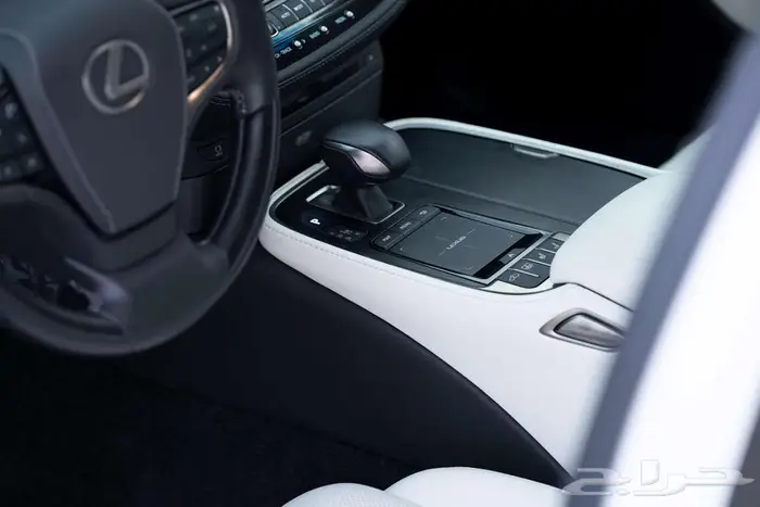 لكزس LS500 CC عبداللطيف جميل مخزنة أول مستخدم من الوكالة2021 32