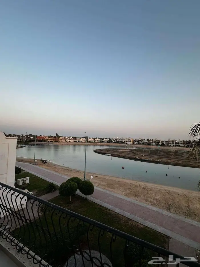 شقه للبيع درة العروس على البحر من المالك 1