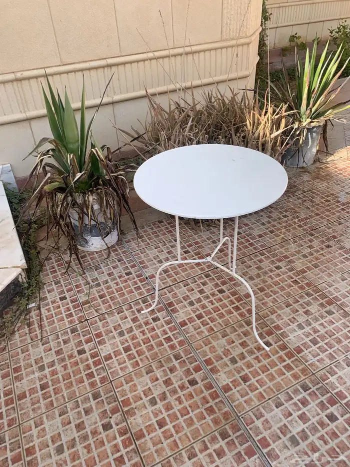 طاولة من ايكيا 0