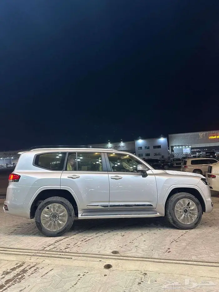 لاندكروزر GXR L3 موديل 2025 (ذهبي -رمادي -اسود) 24