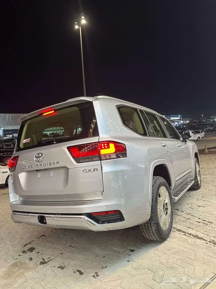لاندكروزر GXR L3 موديل 2025 (ذهبي -رمادي -اسود) 12