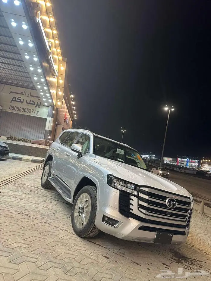 لاندكروزر GXR L3 موديل 2025 (ذهبي -رمادي -اسود) 1