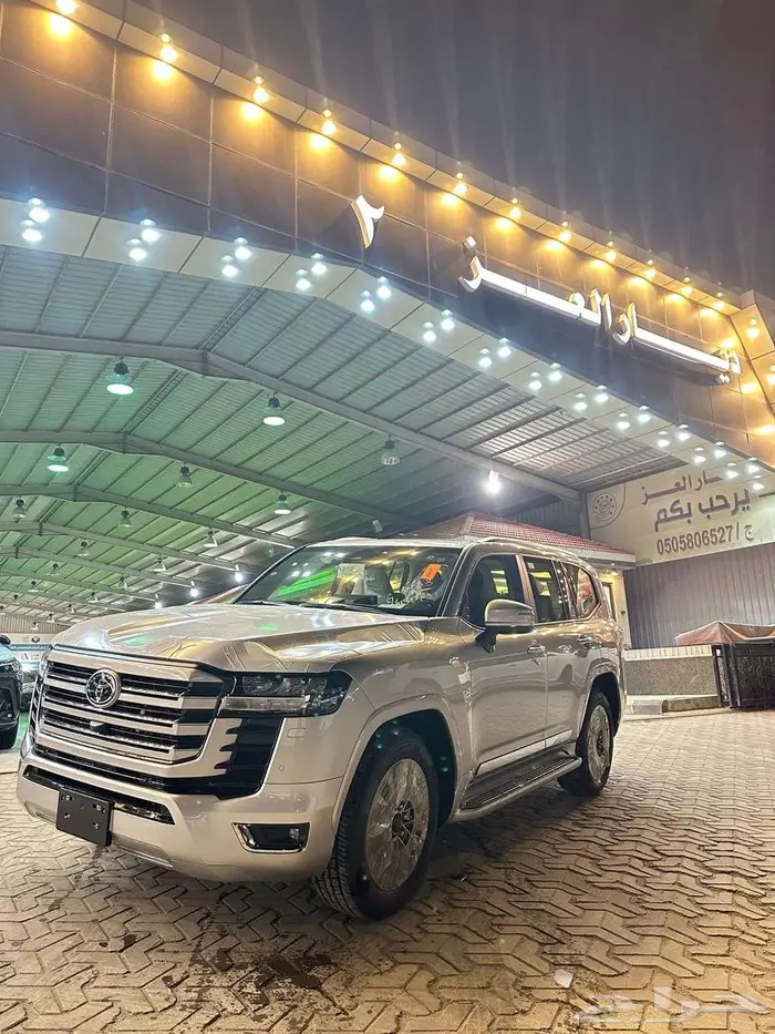 لاندكروزر GXR L3 موديل 2025 (ذهبي -رمادي -اسود) 3