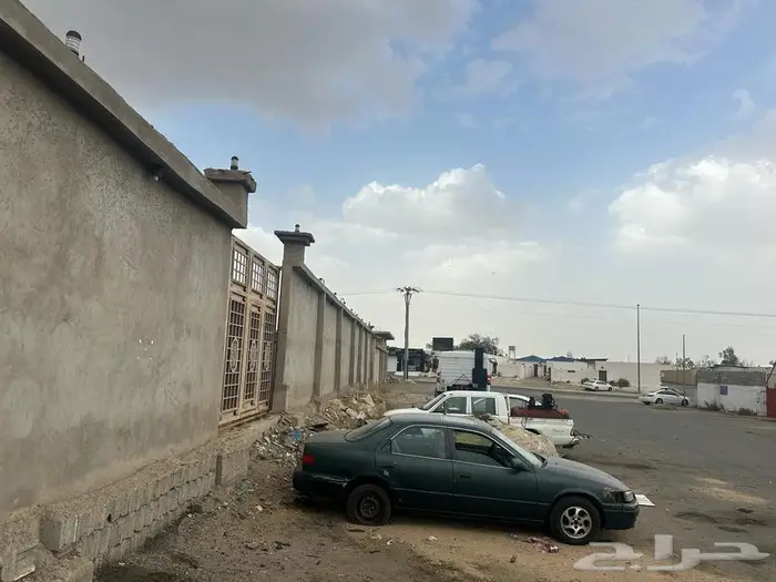 للبيع ارض في الحلقة مع 11 محل 1