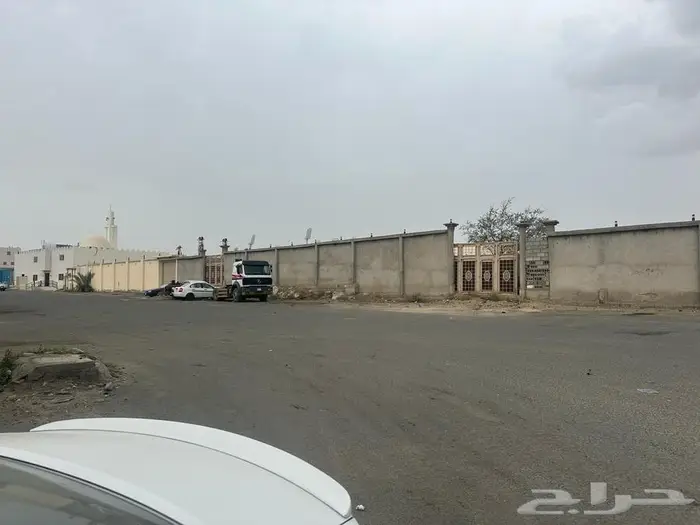 للبيع ارض في الحلقة مع 11 محل 6