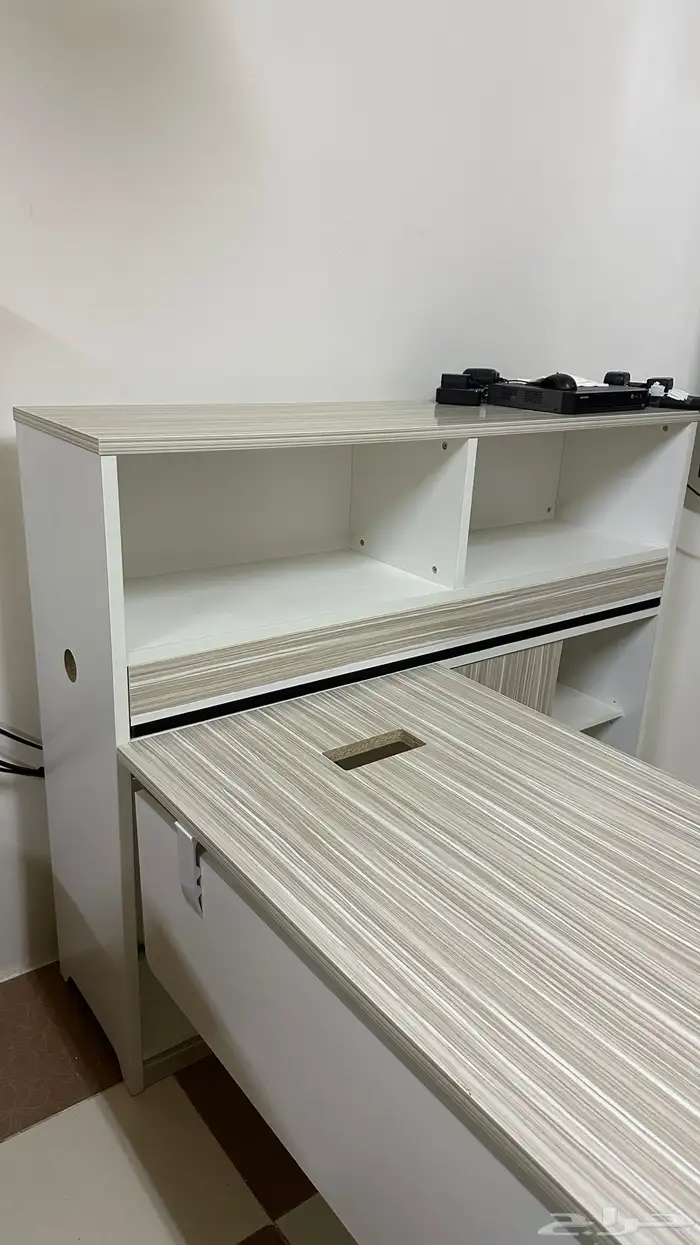 مكتب بارتشن شبه جديد 9