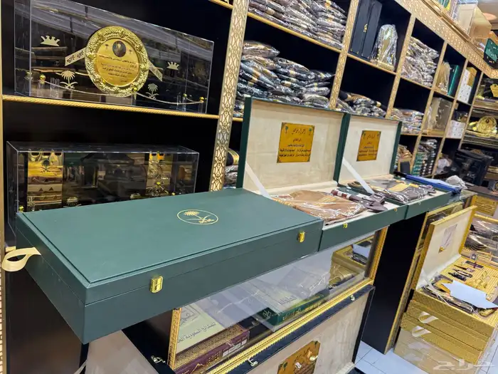 اطقم هدايا العيد هدية للوالد بشت العيد عطورات عود 5