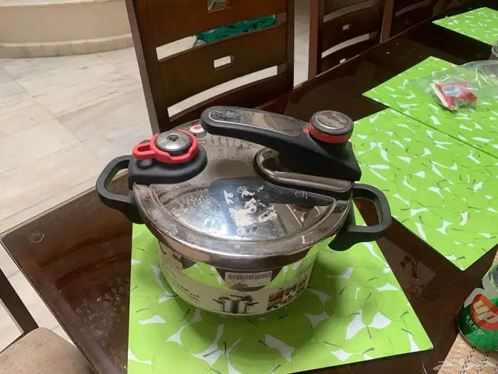 قدر كاتم ضغط ستيل شبه جديد بملصقاته تقريبا  8 لتر 1