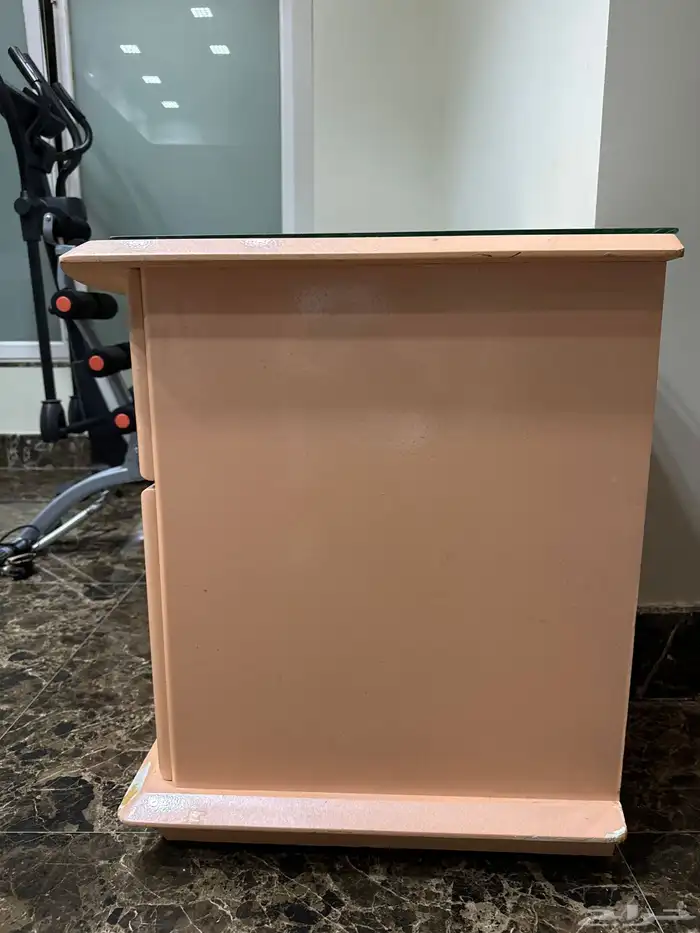 طاوله لون بطيخي مع قزازتها 1