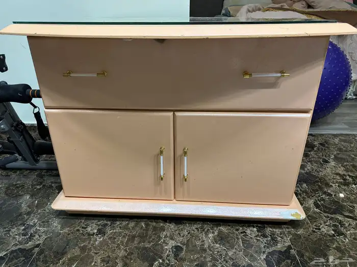 طاوله لون بطيخي مع قزازتها 0