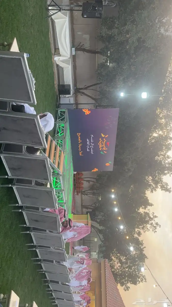 شاشات مسرح خشب وقزاز. سماعات. دي جي 0