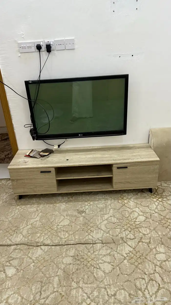 تلفزيون مع الرسيفر والطاوله 0