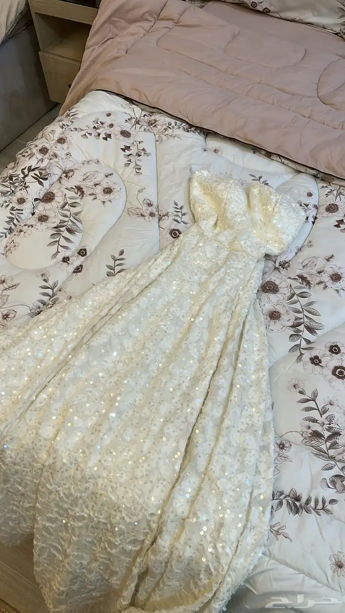فستان لبسه وحده 0