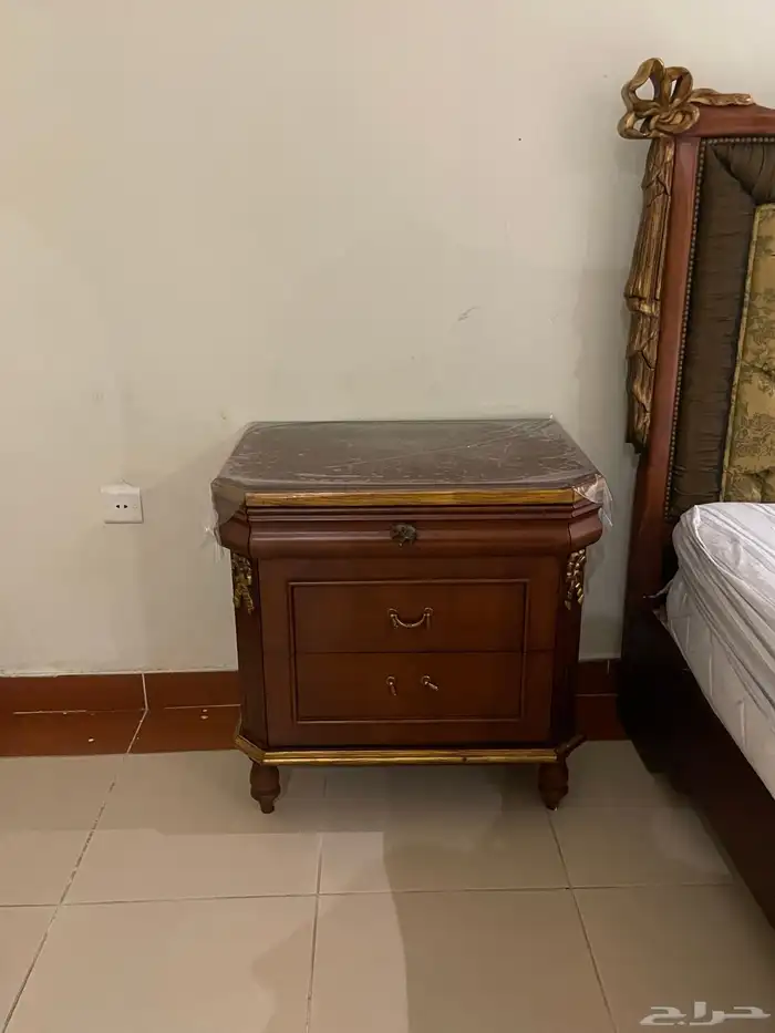غرفة نوم كامل من المطلق بحالة جيدة 2