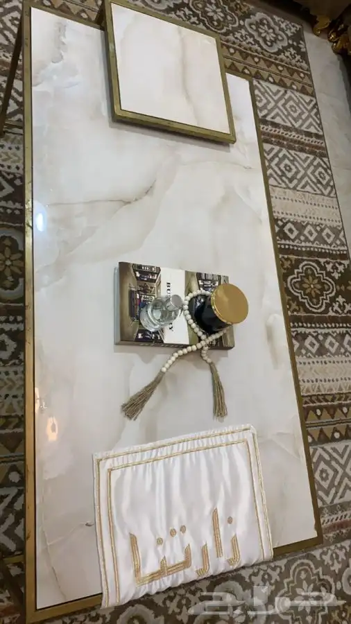 طاولة كبيرة مع اربع طاولات خدمة 1
