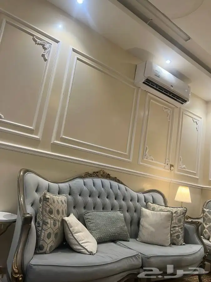 للبيع كنب وطاولة مع خدمه 6 طاولات صغار وعربيه ذهبيه 1